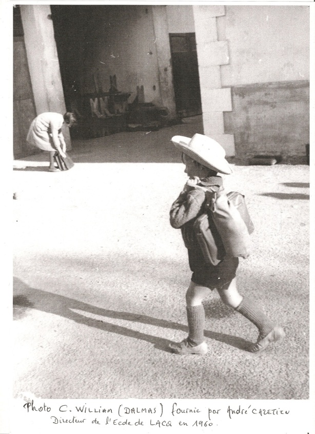 Lacq 1960 Elève arrivant à l'école avec masque à gaz obligatoire